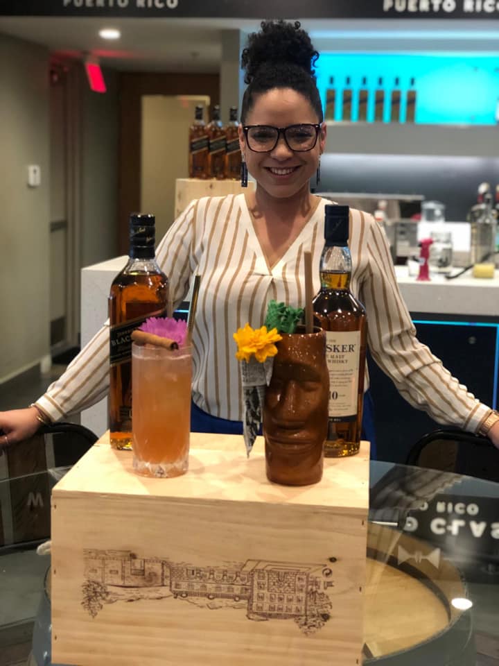 Chica para el área de bebidas